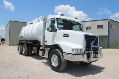 Used 2019 VOLVO VHD64B200 Vacuum Truck Texas US | Roll Off Truck World #1491991