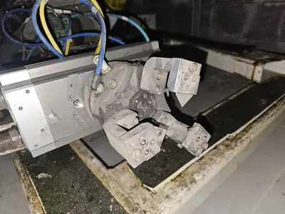 USED 2003 FANUC R-2000IA/200F