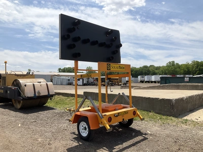 Solar Tech Silent Sentinel Arrow Board - will not power on/charge, manual winch to raise/lower the b...