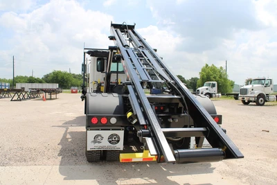 New | in-Stock 2027 WESTERN STAR 47X Hooklifts & Roll-Offs Texas US | Roll Off Truck World #1492010
