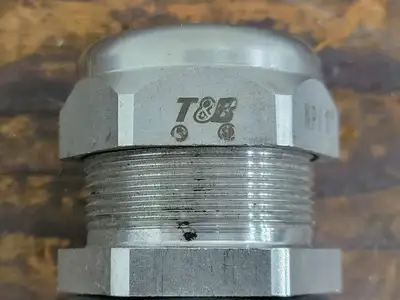 NEW THOMAS & BETTS 2942SST