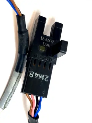 | Omron EE-SX472 Slot Photo Interrupter 5mm NPN Light-ON 5–24VDC 100mA - Used