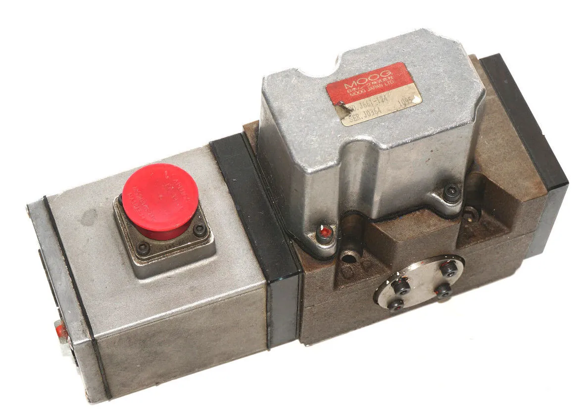USED MOOG MODEL: J661-124 SERVO VALVE J661124