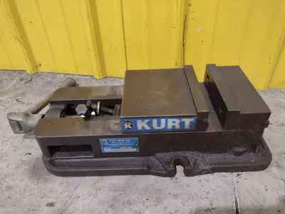 6" KURT MODEL #D675 PRECISION MACHINE VISE W/ SWIVEL HANDLE: STOCK #23448