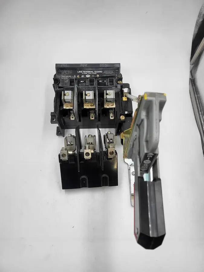 Used ALLEN BRADLEY ALLEN BRADLEY 1494V-DS100 & 1494V-FS100 DISCONNECT SWITCH Disconnects | ND Industrial Surplus #1211412