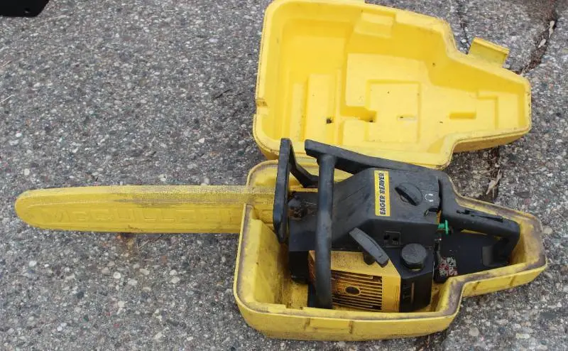 McCulloch Eager Beaver 3.7 ci Chainsaw w/ 16" Bar & Original Case