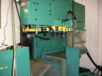 USED 1984 MATSUURA MC-760V-DC