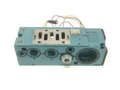 MM-P2A-231D | MAC Valves  Manifold Base 1/2" NPTF - Used