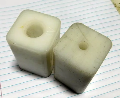 USED UHMW CONTAINER PUCKS 14 MM CONTAINER PUCK