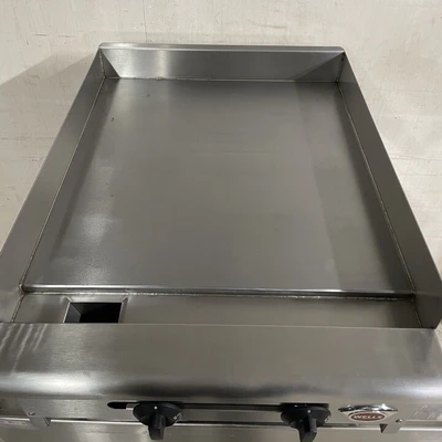 182-0117 Wells 5GHDTG2430GNAT 24" Thermostatic Gas Flat Griddle