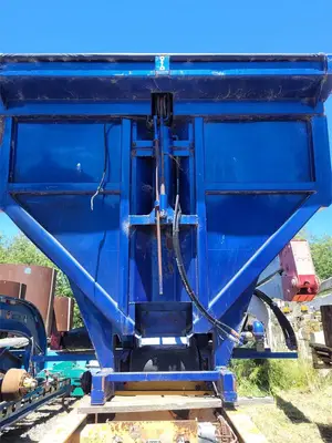 USED 2003 CANAMERICAN STONE SPREADER SOIL KING XL19