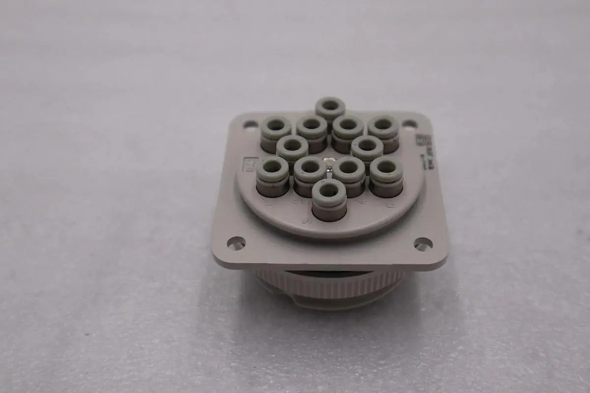 New OPEN BOX  SMC DMK12P-04 MULTI CONNECTOR STOCK B-1601