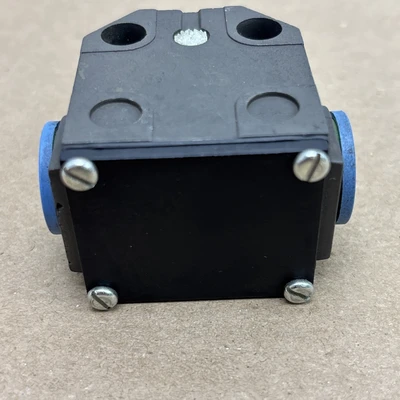 NEW Balluff BNS-819-B02-K08-40-10
