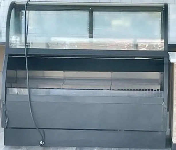 Refrigerated grab and go showcase