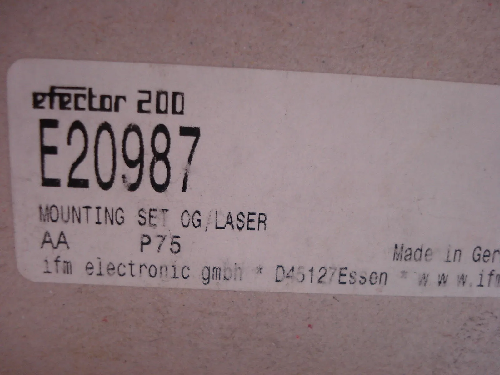 NEW EFECTOR E20987 NEW MOUNTING SET