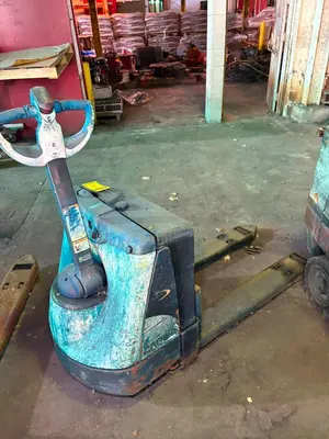 Used _UNKNOWN_ _UNKNOWN_ Rotary Screw & Sliding Vane Air Compressors Ohio US | Myron Bowling Auctioneers Inc #1504501