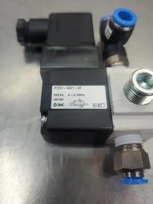 SMC VT307-5DZ1-02 SOLENOID VALVE 3-PORT 1/4" NPT 3-WAY w/Connector Mod. 6D-9