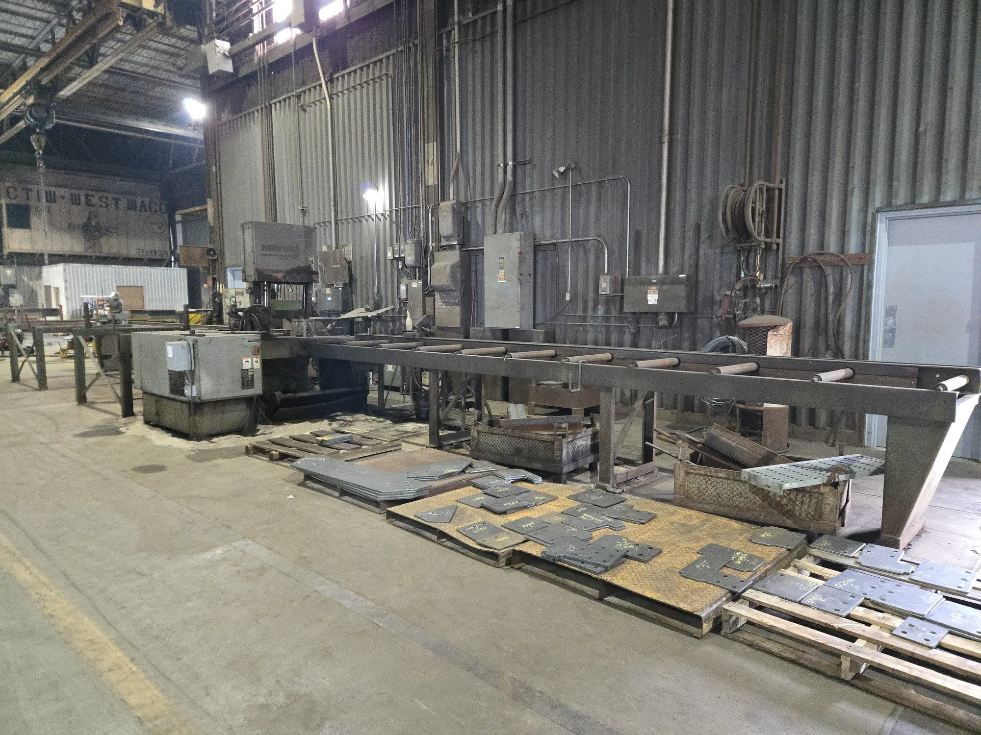 Marvel Series 81 Vertical Bandsaw w/ Roller Sections; 10hp, 18" Throat, 20" Working Height