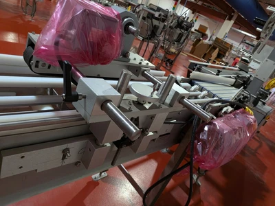 Universal Top and Bottom Label Applicator with Top-and-Bottom Transport Conveyor