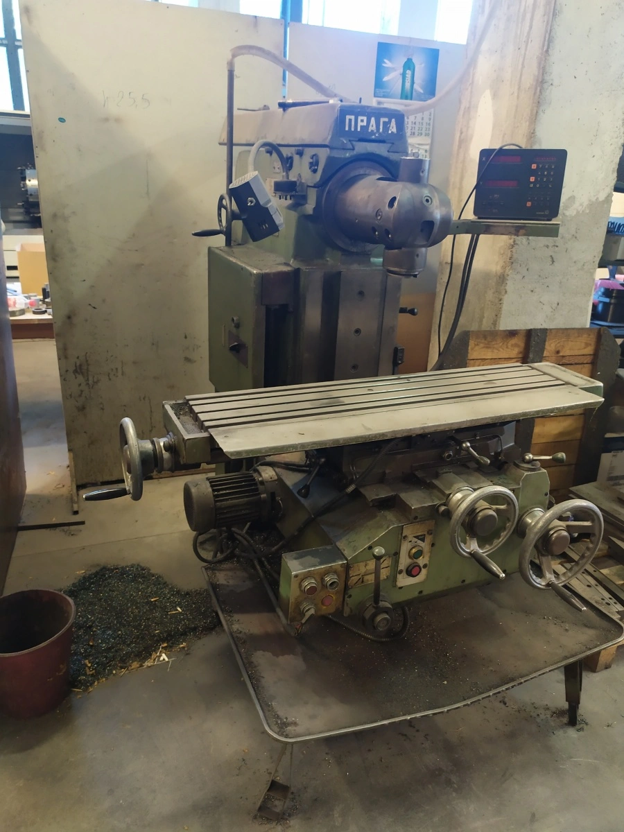 PRAGA Universal Mill, in good working condition, visible under power