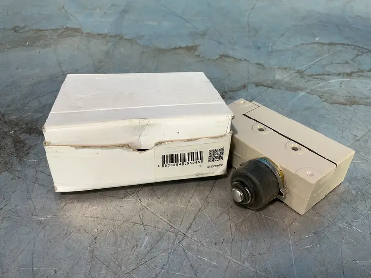 Used OMRON CORPORATION ZEN2S Relays & Switches Ohio US | HGR 24 #1314260