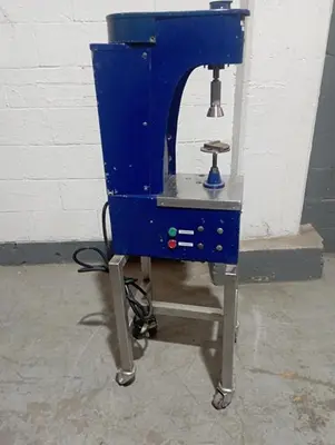 De Vecchi semiautomatic capper
