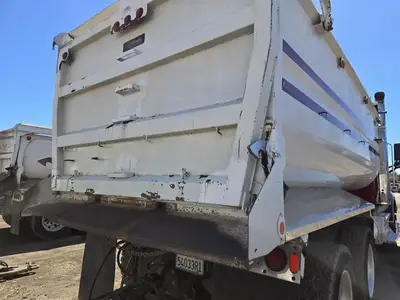 USED 2015 PETERBILT 579