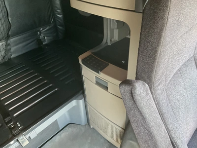 USED 2016 FREIGHTLINER CASDCADIA