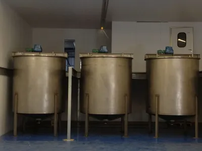 9,000L Stainless Steel Enclosed Tank.