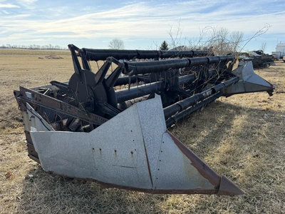 (1) make and model unknown (believed to be Allis-Chalmers), 14' foot grain head, for parts or repair...