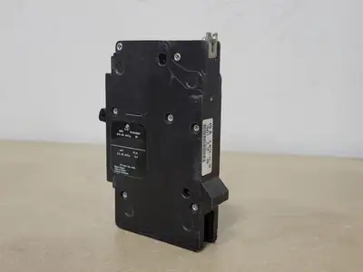 NEW SQUARE D EDB16015