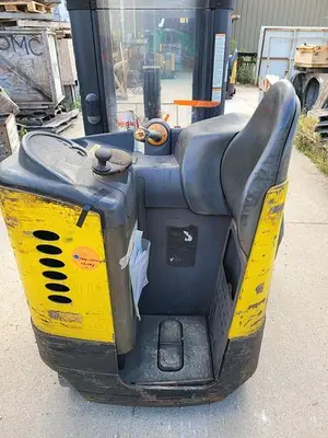 USED 2002 CROWN RR5000