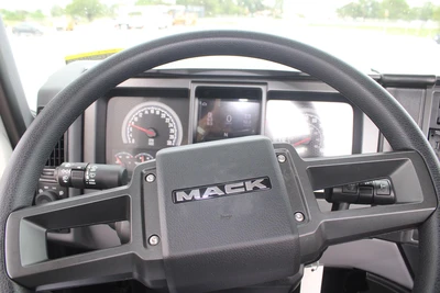 New | in-Stock 2025 MACK MD6 Cab Chassis trucks Texas US | Roll Off Truck World #1491874