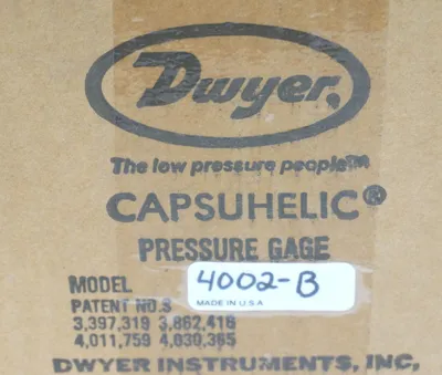 NEW DWYER 4002-B CAPSUHELIC PRESSURE GAUGE 4002B