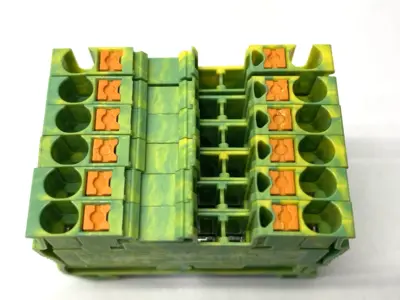 USED PHOENIX CONTACT GROUND TERMINAL BLOCK GREEN/YELLOW PT 2,5-PE LOT OF 6