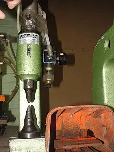 7179-220 Pneumatic Air Bench Press