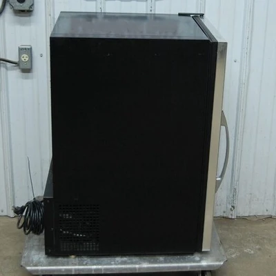 142-1044 True GDM-06 20" Single Glass Door Self Contained Cooler
