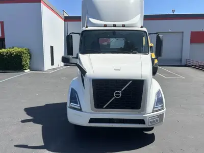 USED 2022 VOLVO VNR42T300