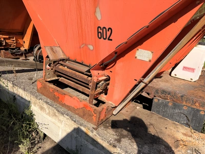 Used CHIEF FSH 14 SS STAINLESS STEEL V-BOX SALTER WITH LIVE BOTTOM. Dry Spreaders Michigan US | Miedema Asset Management Group #1320830