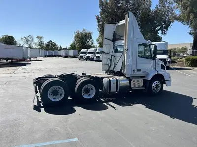 USED 2015 VOLVO VNM64T200