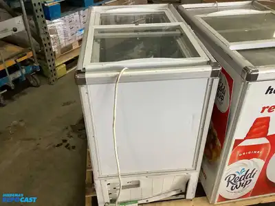 MMI Refrigeration CLR-CSTM-1001 5.5 cu. Ft chest cooler, 30”x32”x19-3/4”