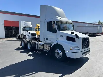 USED 2015 VOLVO VNM64T200