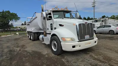 USED 2013 PETERBILT 386