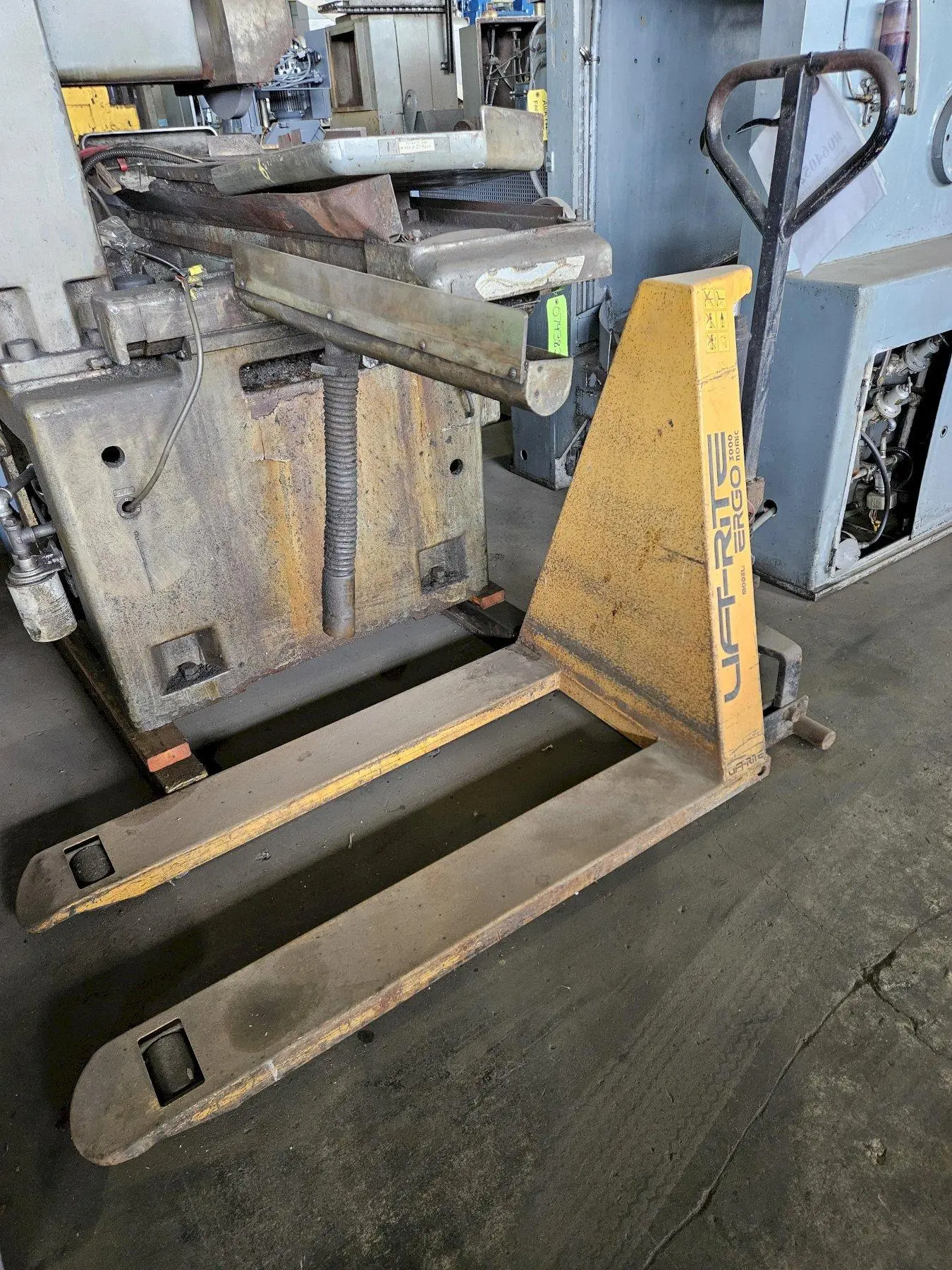 3000 LB CAPACITY LIFT RITE ELECTRIC PALLET JACK. STOCK # 0640523.