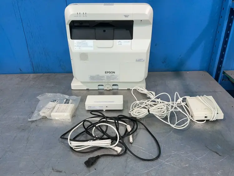 Used EPSON BRIGHTLINK PRO 1450UI Commercial Audio/Visual Equipment Ohio US | HGR 24 #1415177