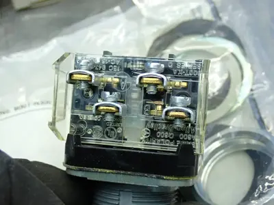 NEW ALLEN BRADLEY 800TA6A