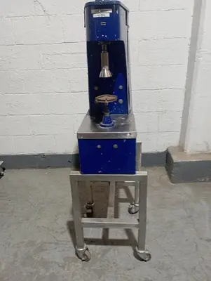 De Vecchi semiautomatic capper