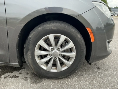 USED 2019 CHRYSLER PACIFICA