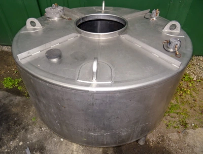 1,350 L S/S Enclosed Storage Tank