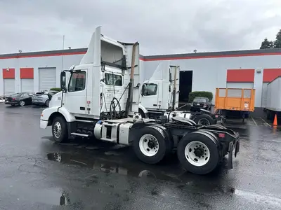 USED 2015 VOLVO VNM64T200